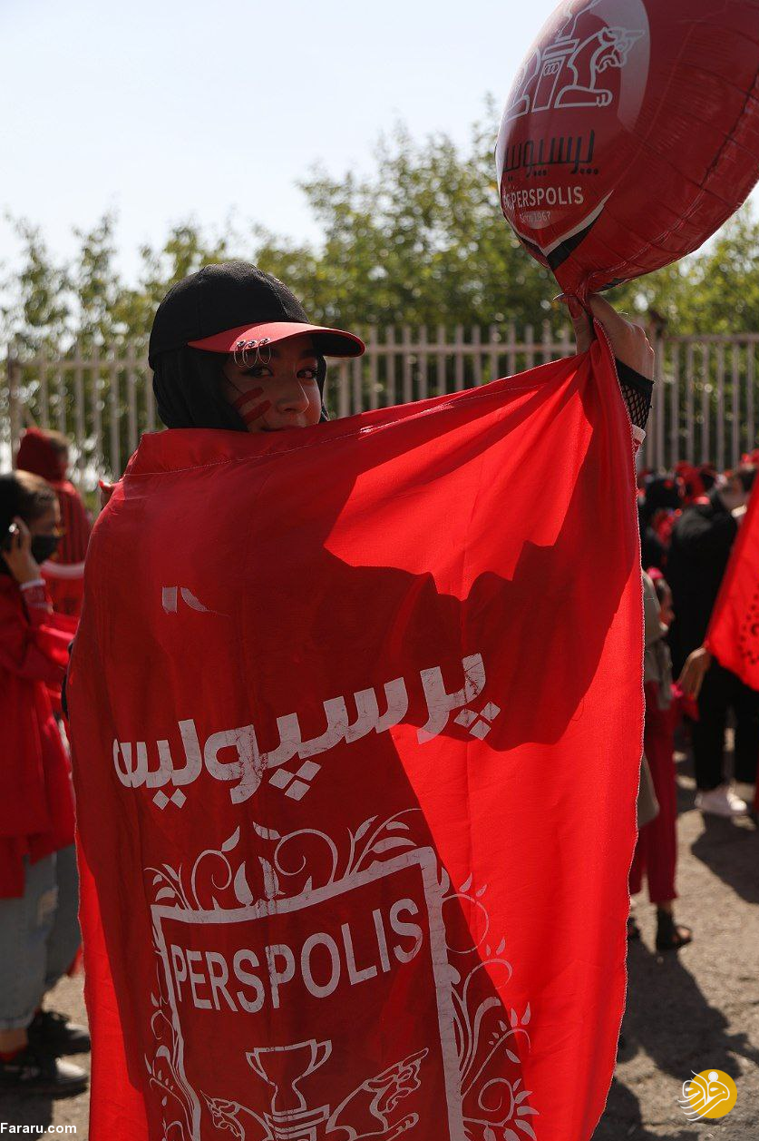 (تصاویر) اولین حضور دختران پرسپولیسی در ورزشگاه آزادی؛ سلفی گل‎محمدی با هواداران