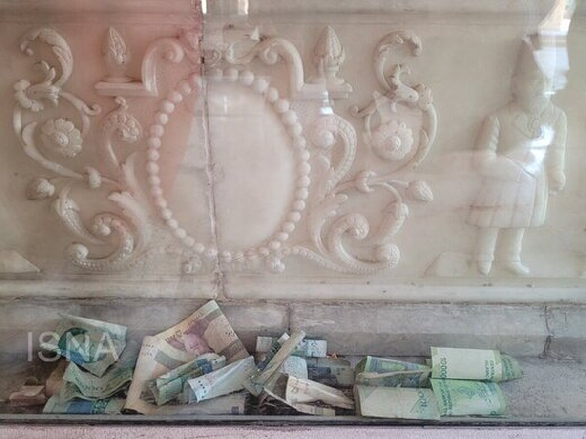 (تصاویر) انداختن پول روی سنگ قبر ناصرالدین‌شاه!