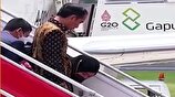 (ویدئو) لحظه سقوط بانوی اول اندونزی روی پلکان هواپیما