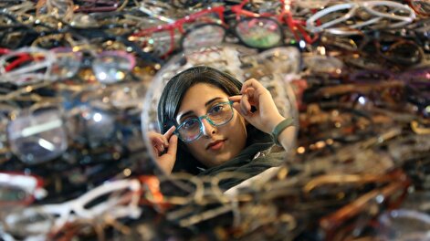 (تصاویر) گزارش رسانه خارجی از موزه عینک شهروند ایرانی