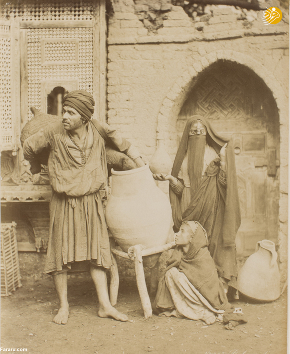 دو دختر و یک مرد با مشک آب در قاهره