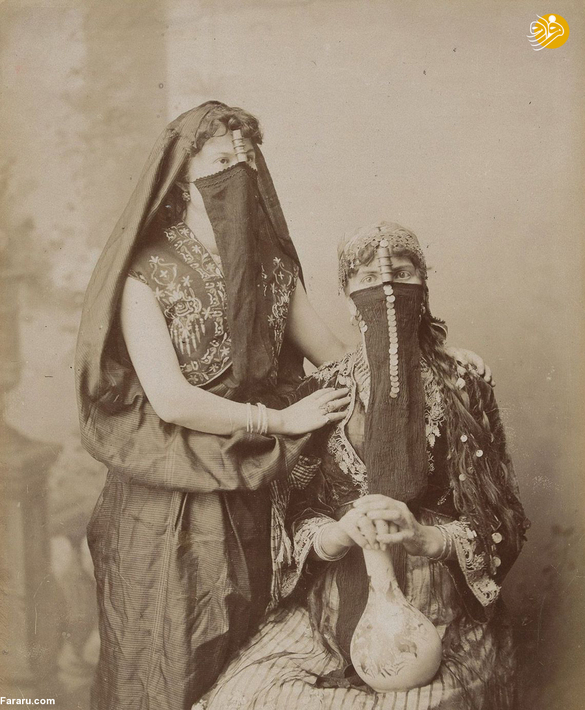 دو زن مصری با لباس سنتی
