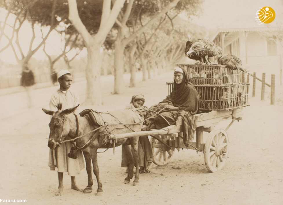 یک زن و دو کودک با گاری‌ای که پرندگان را حمل می کند.