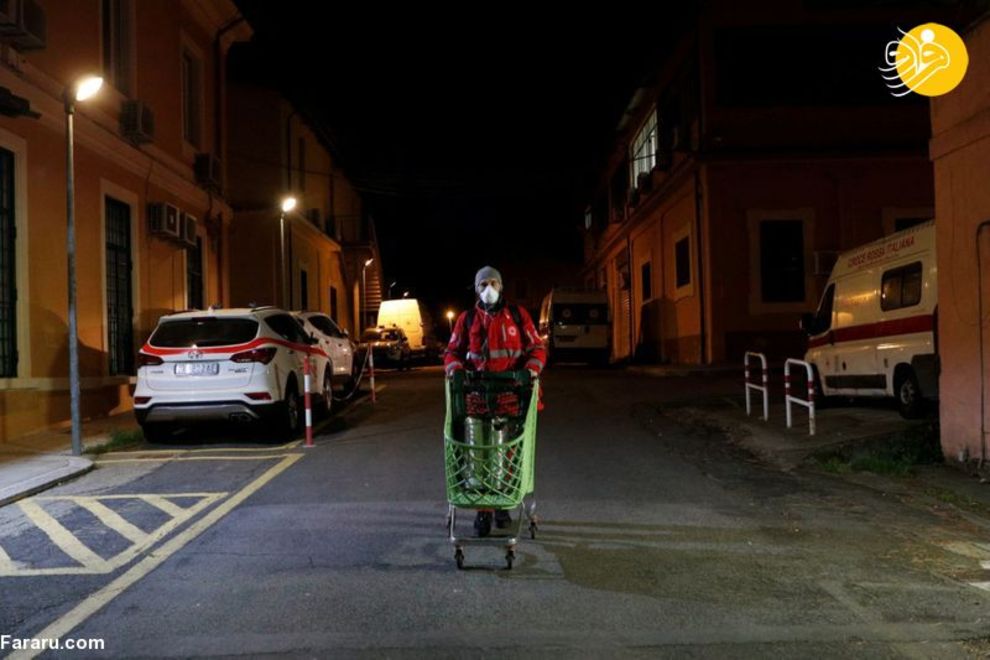 یک عضو صلیب سرخ در حال حمل سبد چای برای افراد بی خانمان در رم ایتالیا