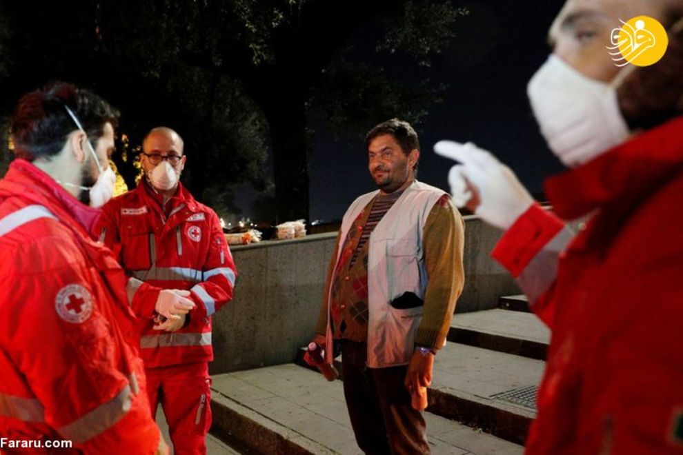 اعضای صلیب سرخ ایتالیا در جریان کمک به افراد بی خانمان در شهر رم