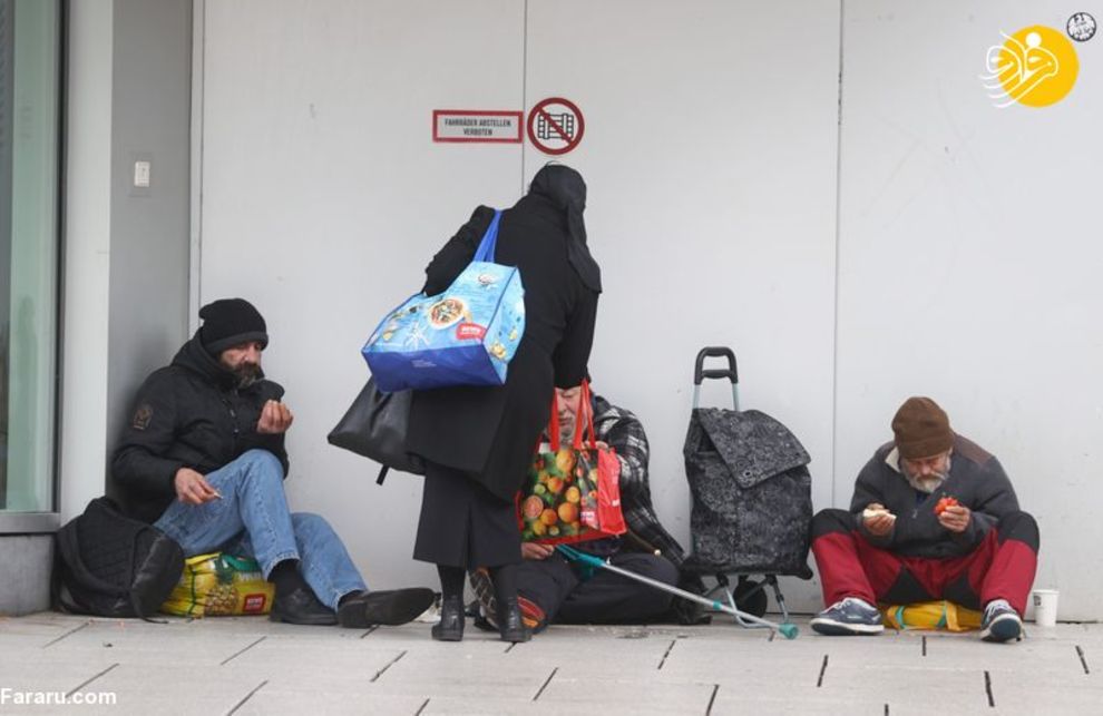 کمک یک زن به افراد بی خانمان در فرانکفورت آلمان
