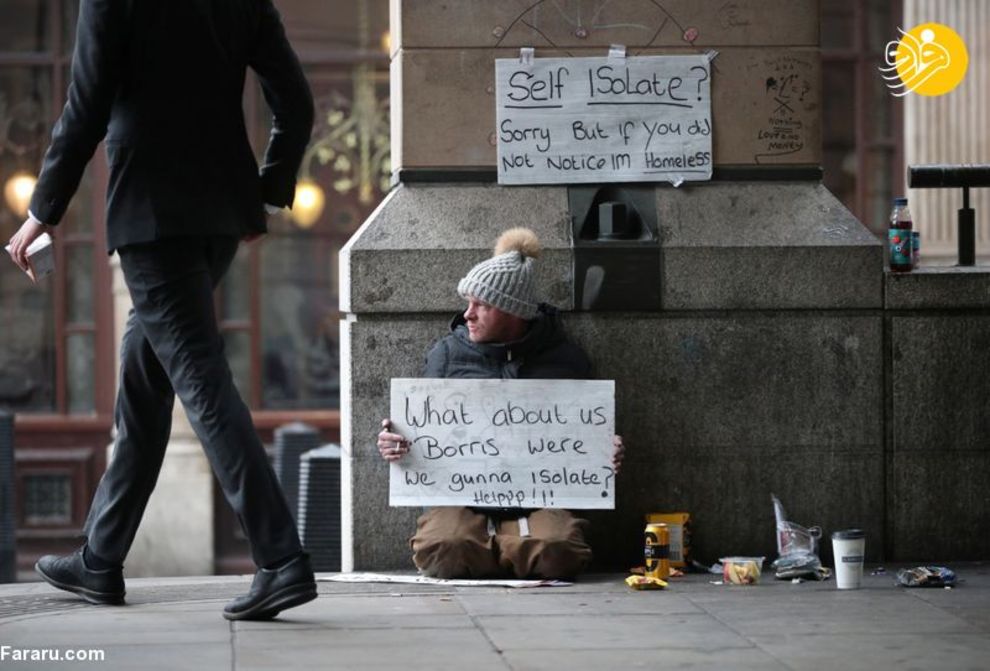 یک مرد بی خانمان در خارج از ایستگاه مترویی در لندن