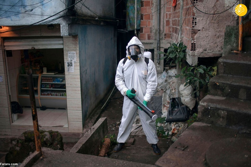 تیاگو فیرمینو یک رهبر محلی در ریودوژانیرو برزیل است که با پوشیدن لباس محافظ محله خود را ضدعفونی می کند.