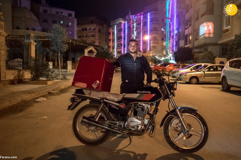 کریم خلف الله یک پیک موتوری در قاهره پایتخت مصر است. وی که برای تأمین هزینه ازدواج کار می کند می گوید باید کار کند چراکه تنها راه وی برای زنده ماندن است.