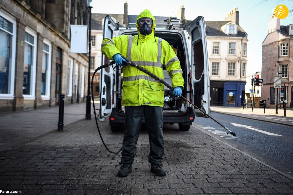 رابین بارکلی یک نیروی نظافت سطح شهر در گلاسکو اسکاتلند است که این روزها به ضدعفونی خیابان ها اشتغال دارد. او می گوید از اینکه با کار خود جان مردم را نجامت می دهد خوشحال است. 
