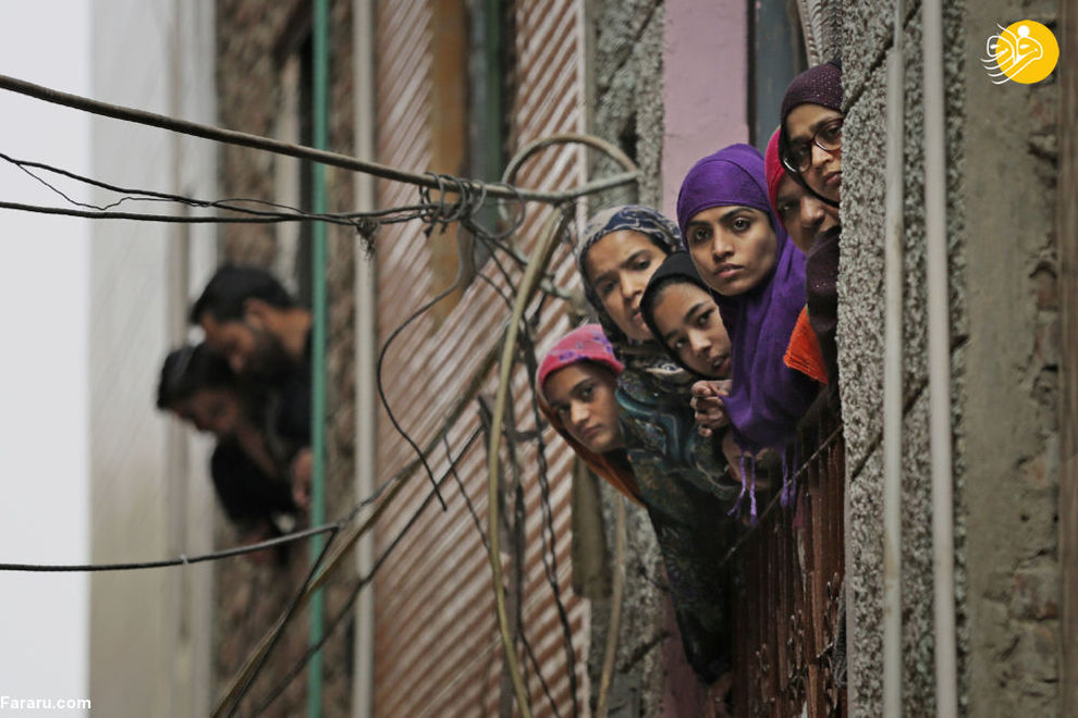 زنان مسلمان هند از پنجره ای در دهلی نو، هند نگاه می کنند