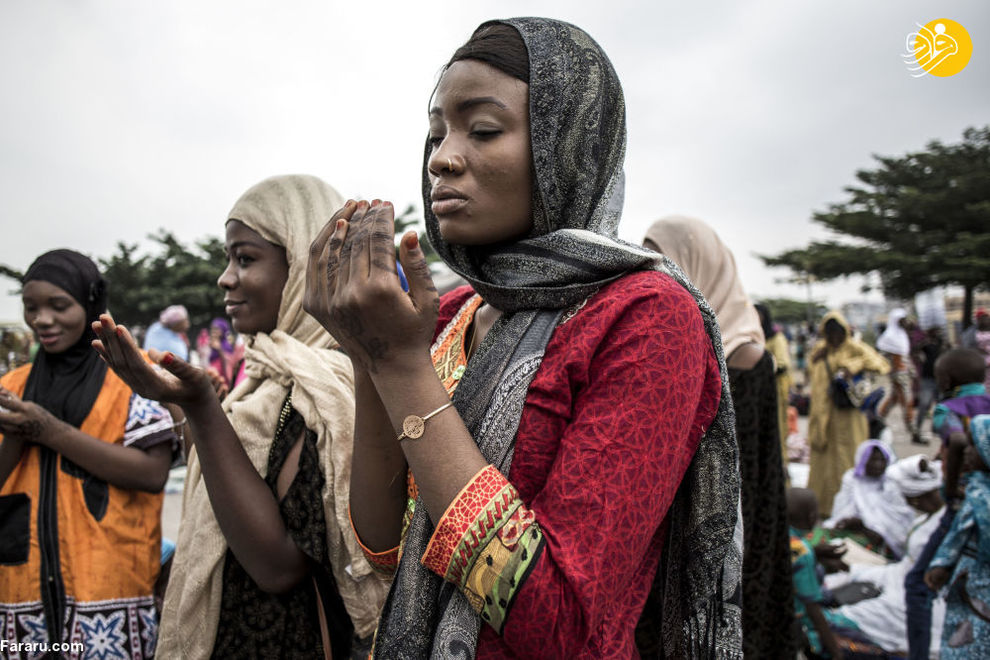 مسلمانان هنگام برگزاری نماز دسته جمعی به احترام عید قربان در ورزشگاه شهدای کینشاسا، کنگو