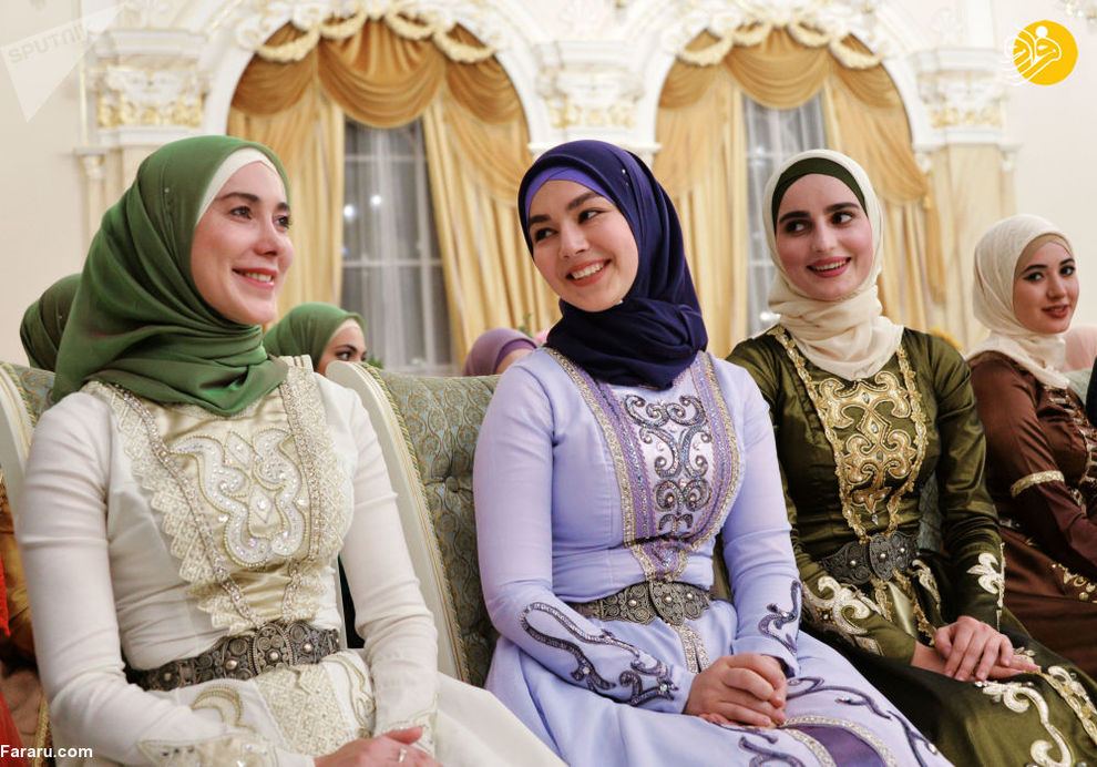 شرکت کنندگان جشن هنری که به نیت جشن روز زن در گروزنی، چچن اختصاص داده شده است