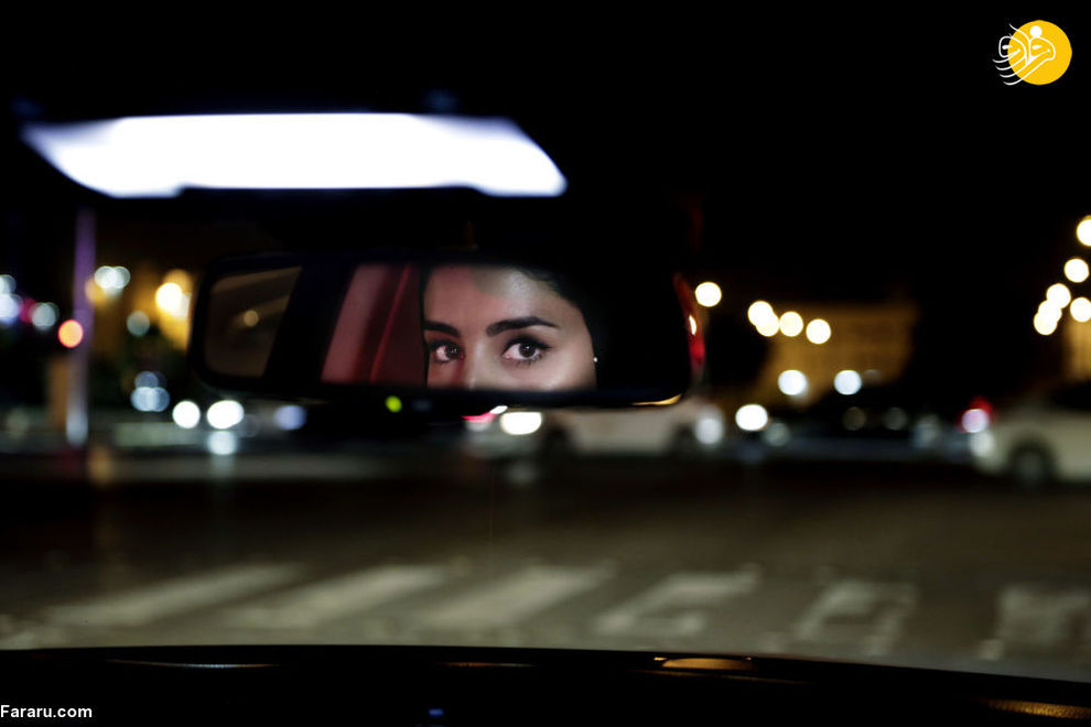 چشمان دختری در آینه عقب اتومبیلی در عربستان سعودی