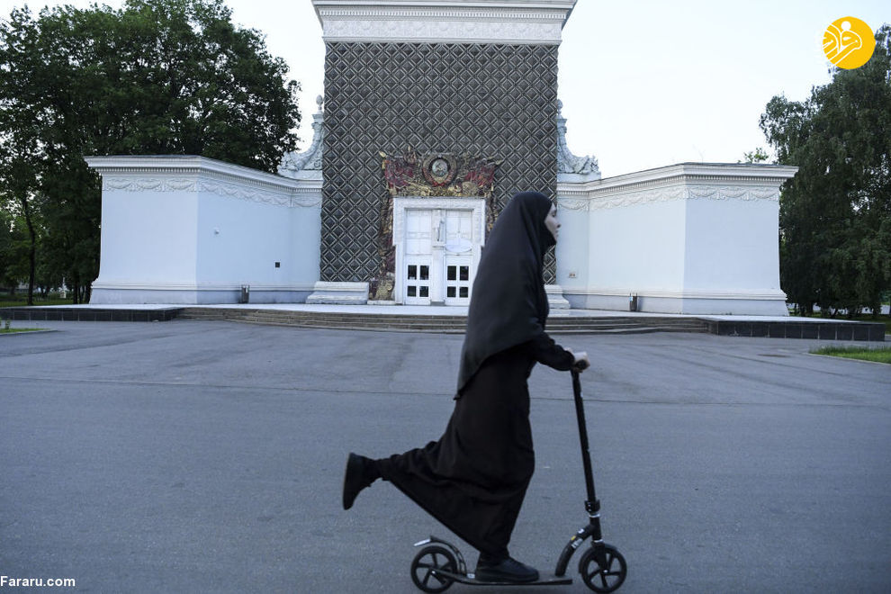 زنی با حجاب در مسکو 