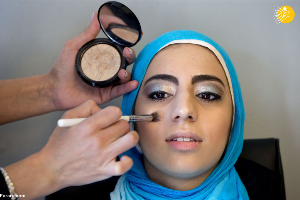 دختر مسلمان در آمریکا برای مراسم پایان مدرسه آماده می شود 