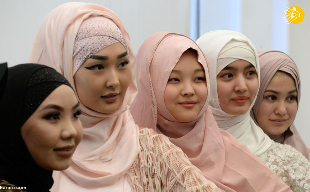 دختران در مراسم روز جهانی حجاب در بیشکک، قرقیزستان 