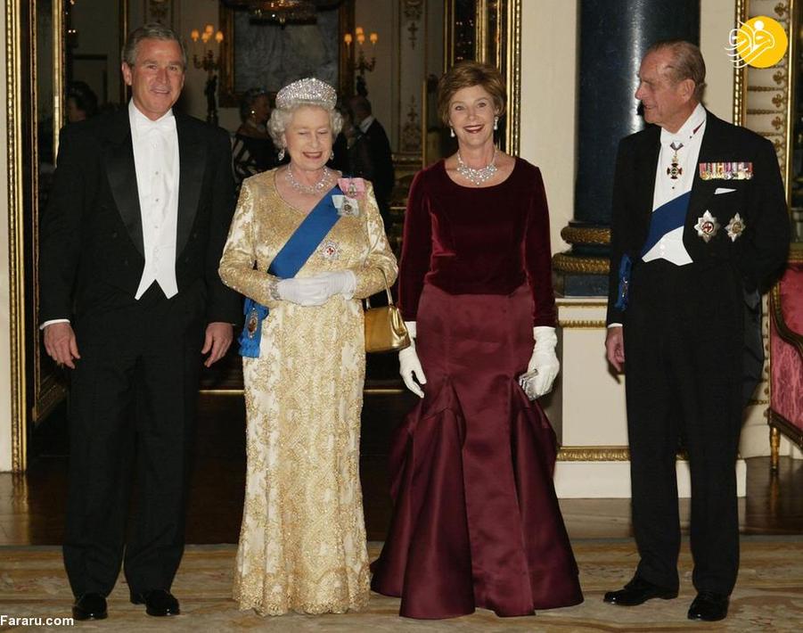 شاهزاده فیلیپ، ملکه الیزابت، جورج بوش رئیس جمهور آمریکا و باربارا بوش بانوی اول در یک ضیافت شام در سفارت انگلیس در ماه می 1991 