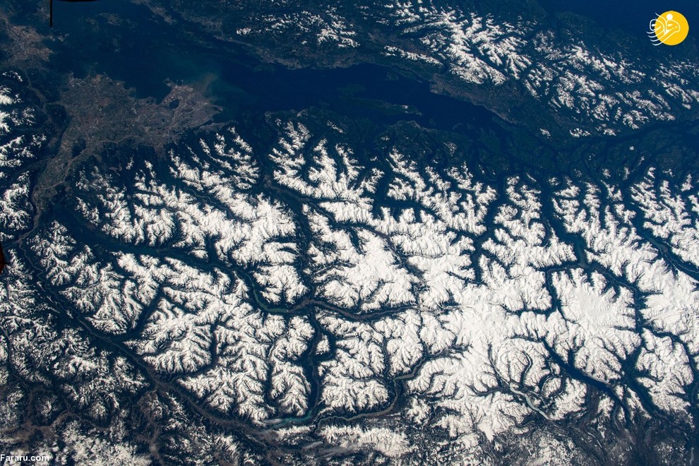 نمایی از کوه های ساحلی پوشیده از برف بریتیش کلمبیا و شهر ونکوور