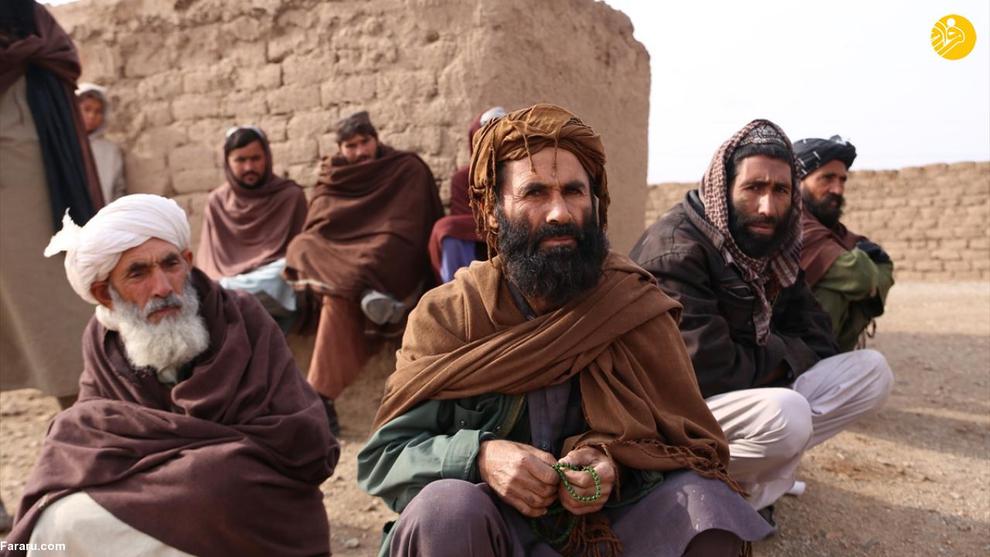 خانواده افغان برای زنده ماندن آرد می‌خورند! (عكس)