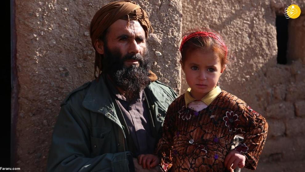 خانواده افغان برای زنده ماندن آرد می‌خورند! (عكس)