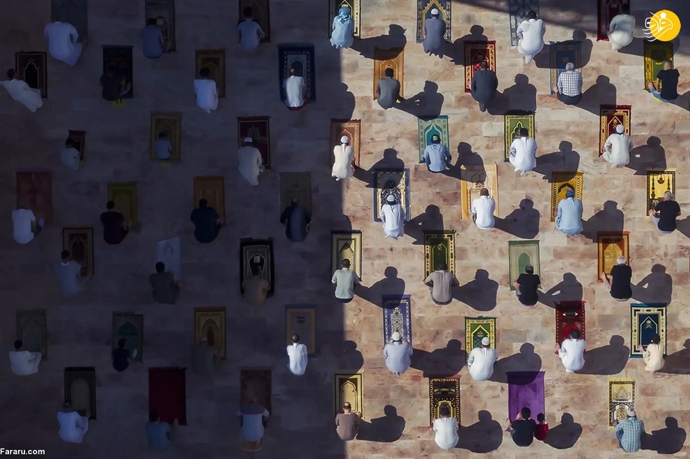  گروهی از نمازگزاران در حال اقامه نماز جمعه در طول دوره فاصله‌گذاری اجتماعی به دلیل کووید ۱۹ در دبی امارات/ سالم السوافی – 