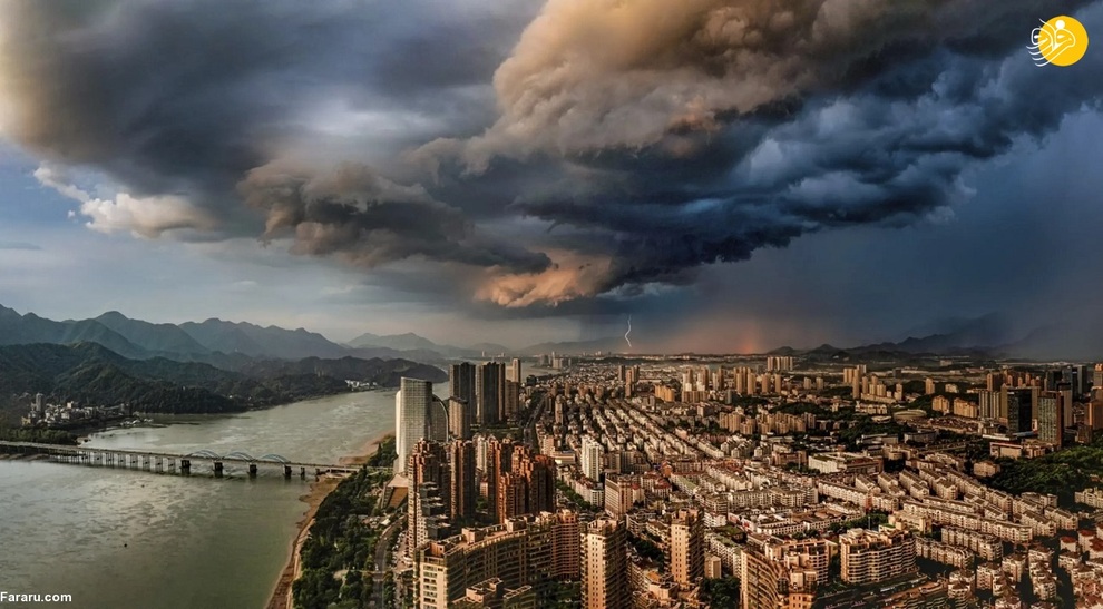 ابر‌های تیره از جنوب شرقی و نور غروب خورشید در شمال غربی تضاد بزرگی را بر روی هانگژو چین ایجاد می‌کند/ دونگهوی چن 