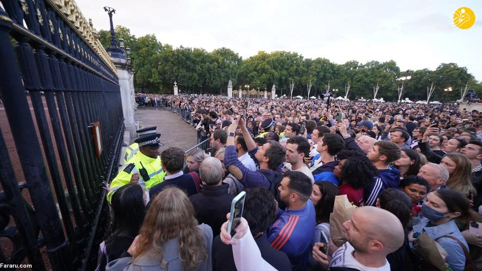 سوگواری مردم مقابل کاخ ملکه انگلیس(تصاویر)