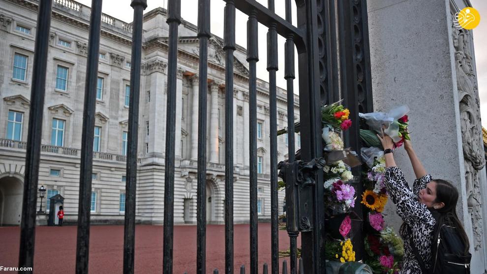  سوگواری مردم مقابل کاخ ملکه انگلیس + تصاویر