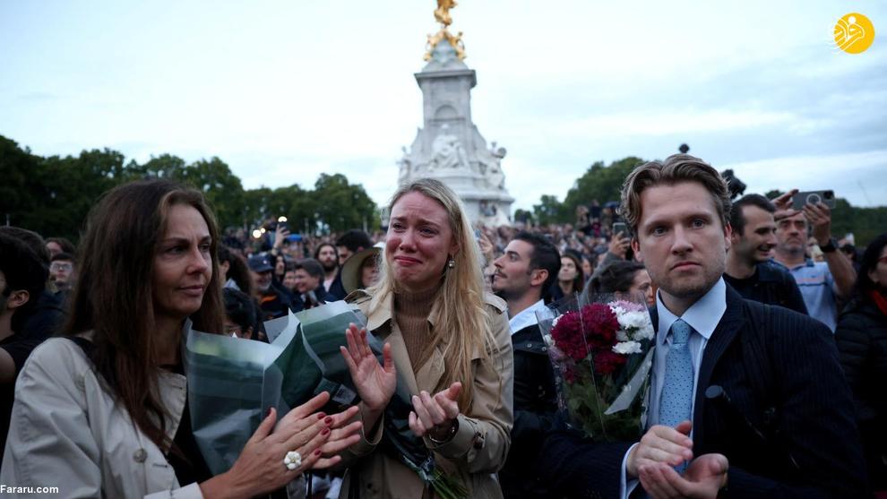 سوگواری مردم مقابل کاخ ملکه انگلیس(تصاویر)