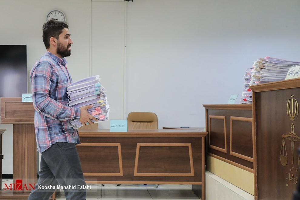 تصاویر میلاد حاتمی با لباس زندان در دادگاه