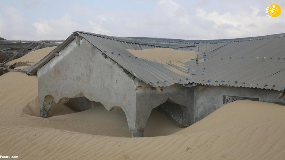 دفن خانه‌های یک شهر در طوفان شن